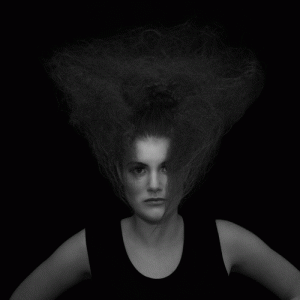 Coiffure frisée par Sarah Pavlovski