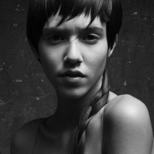 Coiffure faussement androgyne par Adrien Coelho