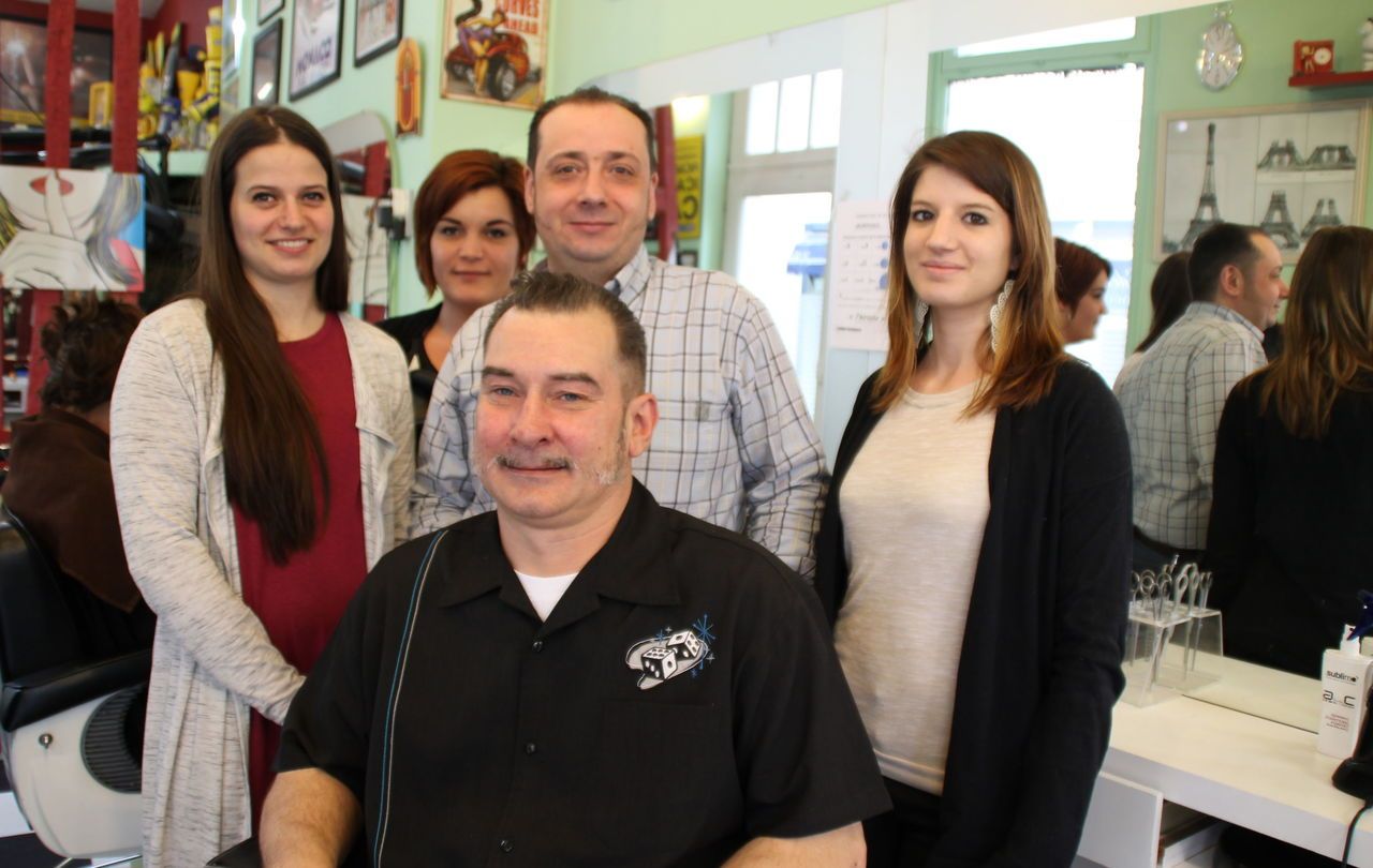 Un coiffeur vient en aide aux chômeurs - Biblond, pour les coiffeurs !