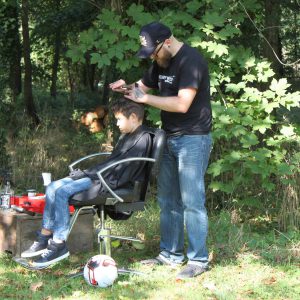 Un coiffeur s’occupe de ses clients en pleine nature !