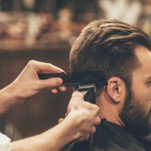 De plus en plus d’hommes vont chez le coiffeur