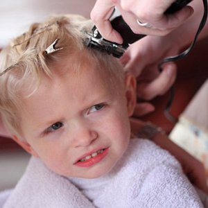 Prendre soin des enfants en salon de coiffure