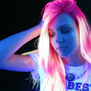 Le Neon Hair : la tendance hypnotique de la rentrée !!