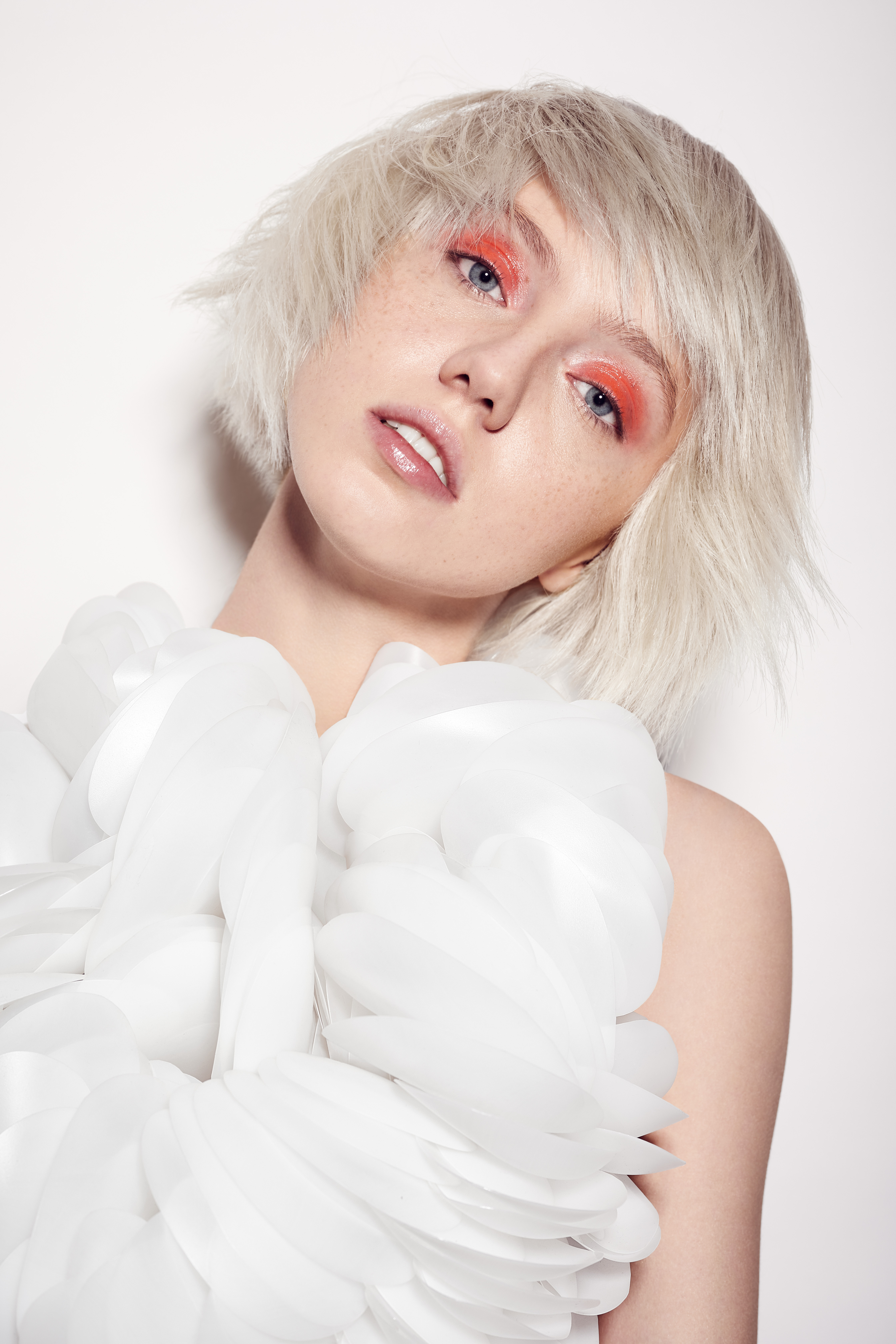 Coiffure : Elise Antoine, photo : Weronika Kosinska, maquillage : Izabela Szelagowska, stylisme : Waleria Tokarzewska, production : MKproduction et Christophe Gaillet