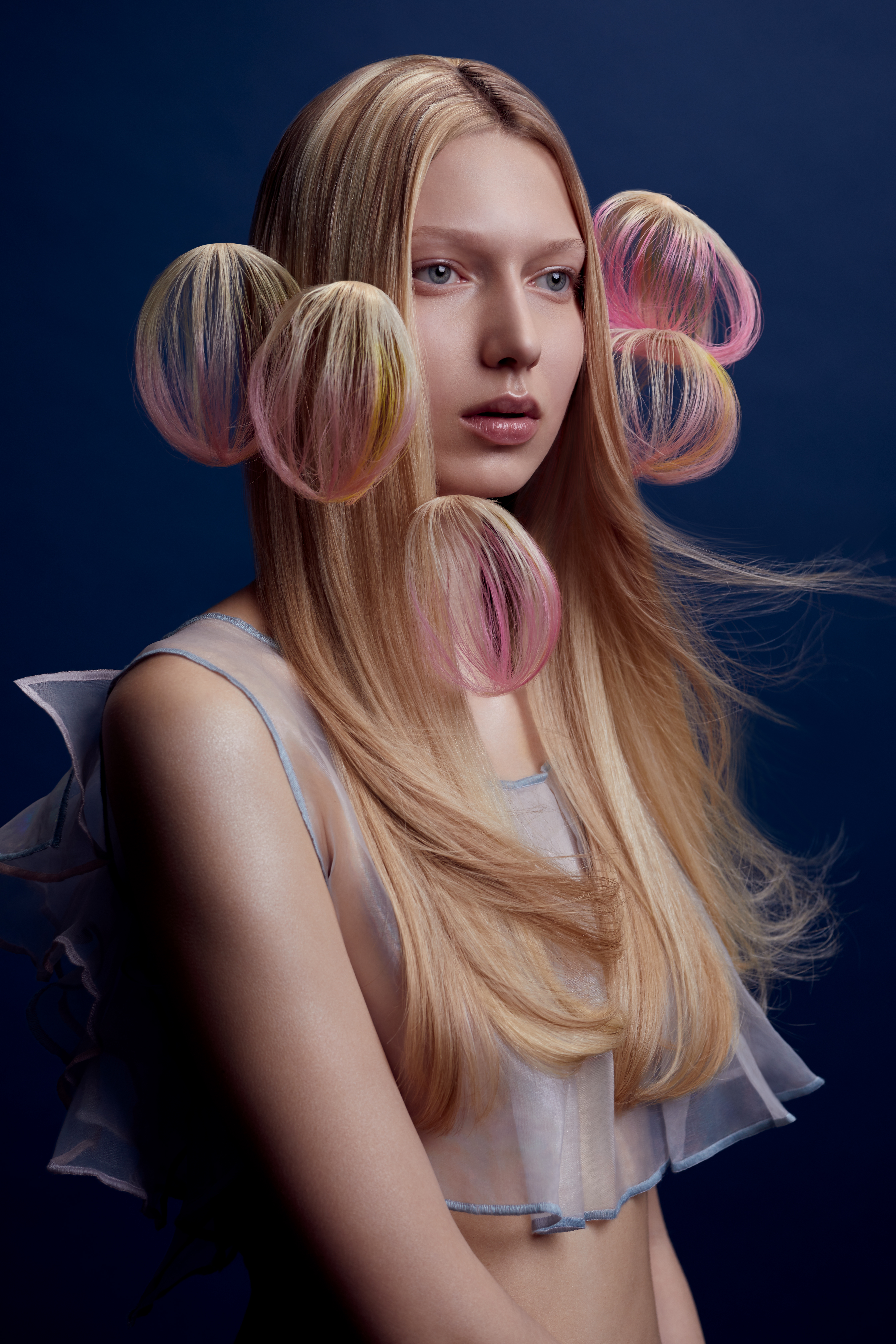 Coiffure : Elena Verikou, photo : Weronika Kosinska, maquillage : Izabela Szelagowska, stylisme : Joanna Wolff, production : MKproduction & Christophe Gaillet.