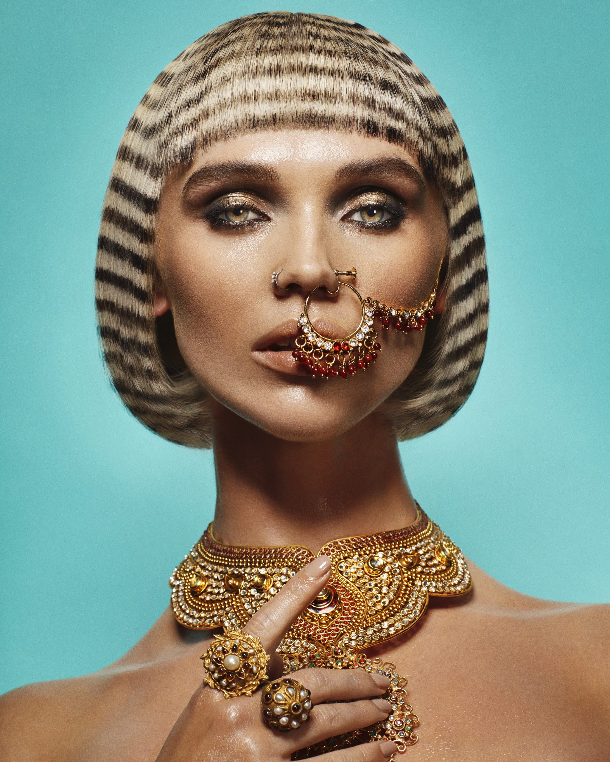 Coiffure : Krysia Eddery, photo : Tony Le-Britton, stylisme : Joey Bevan, maquillage : Roseanna Velin 