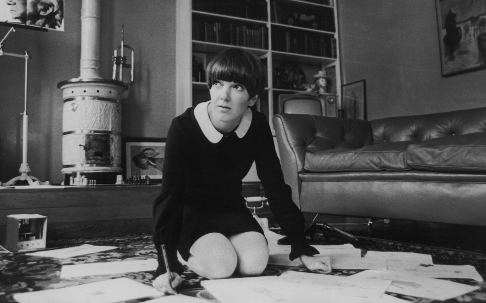 Mary Quant surplombant ses  croquis de mini jupes, crédit photo Ronald Dumont Getty images